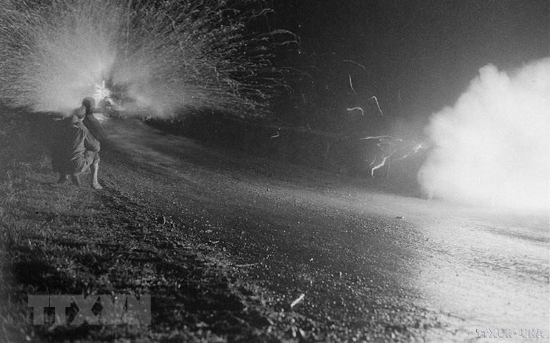 Chiến sĩ đội hỏa lực của Phân đội 2, Đoàn Tây Sơn dũng cảm tấn công tiêu diệt xe tăng địch trong đêm. (Ảnh: Minh Điền/TTXVN)