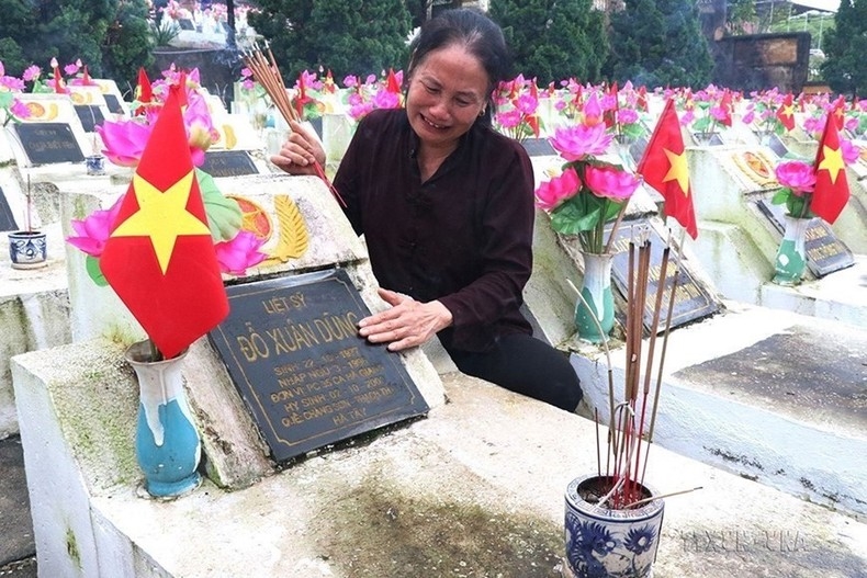 Thân nhân liệt sĩ hy sinh trong cuộc chiến đấu bảo vệ biên giới phía bắc đến thắp hương tại Nghĩa trang liệt sĩ Quốc gia Vị Xuyên, Hà Giang (11/7/2017). (Ảnh: Minh Tâm/TTXVN)