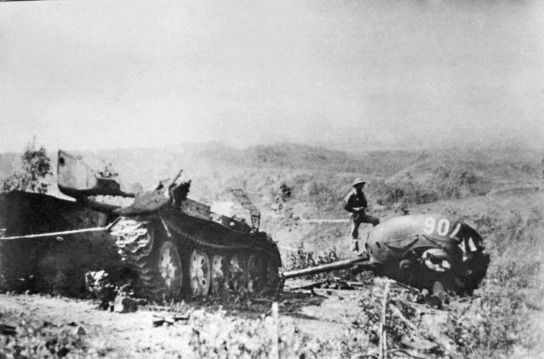 Xe tăng địch bị quân và dân Cao Bằng tiêu diệt tại mặt trận đồi Thanh Sơn, khu vực Nà Toàng, ngày 19/2/1979. (Ảnh: Mạnh Thường/TTXVN phát)