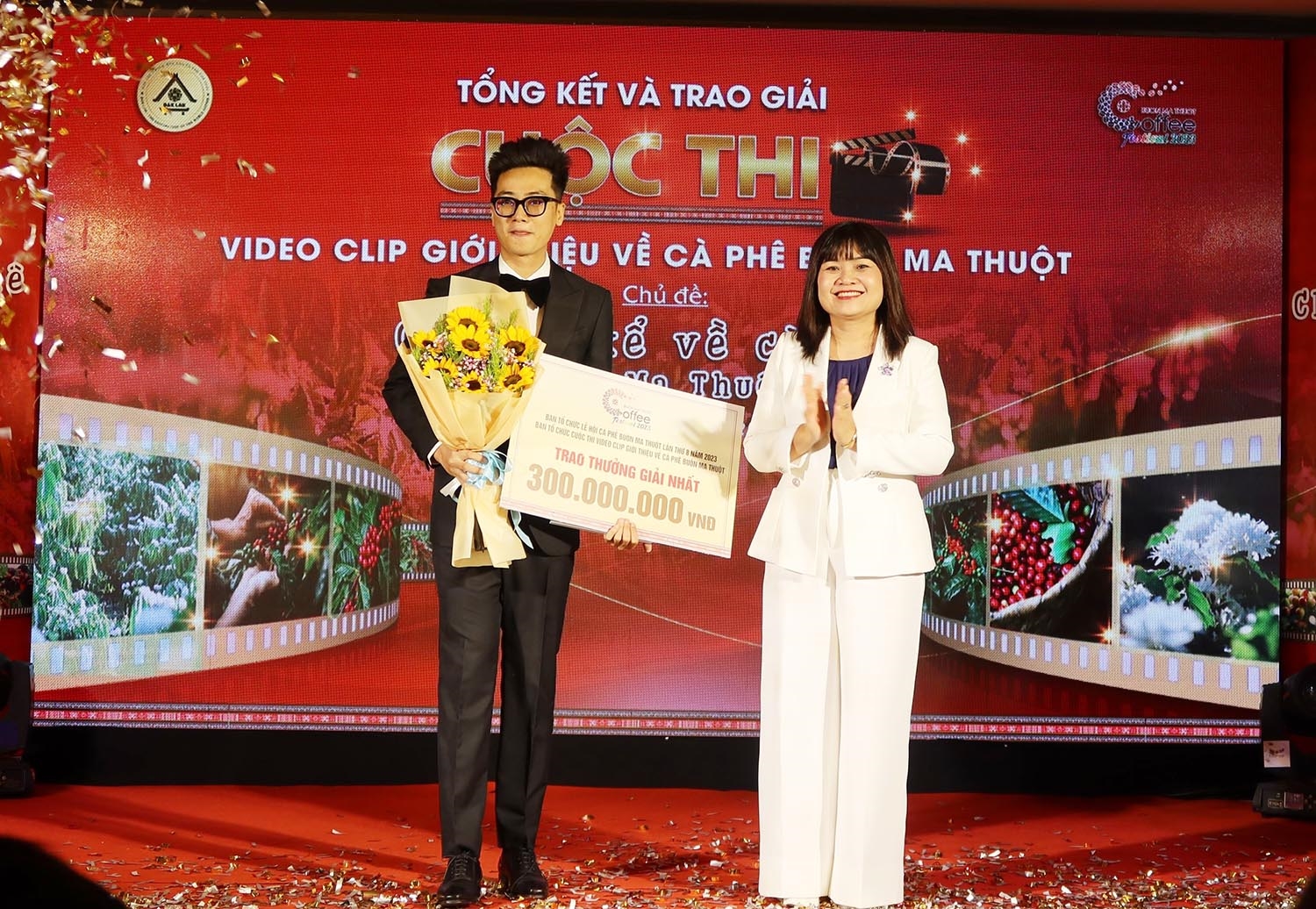 Phó Chủ tịch UBND tỉnh Đắk Lắk H’Yim Kdoh trao giải Nhất cho tác giả Trần Anh Đạt với tác phẩm “Quê nhà - Hometown”
