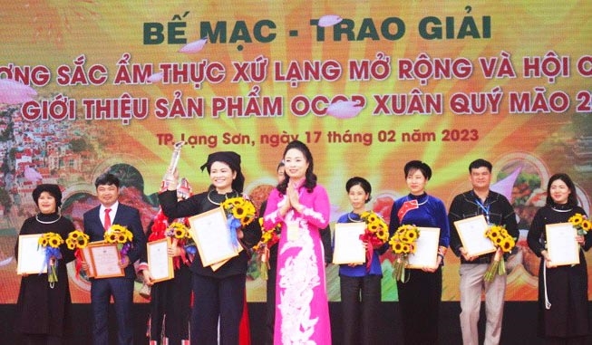Ban Tổ chức trao giải Nhất nội dung quay lợn cho đơn vị UBND huyện Văn Lãng
