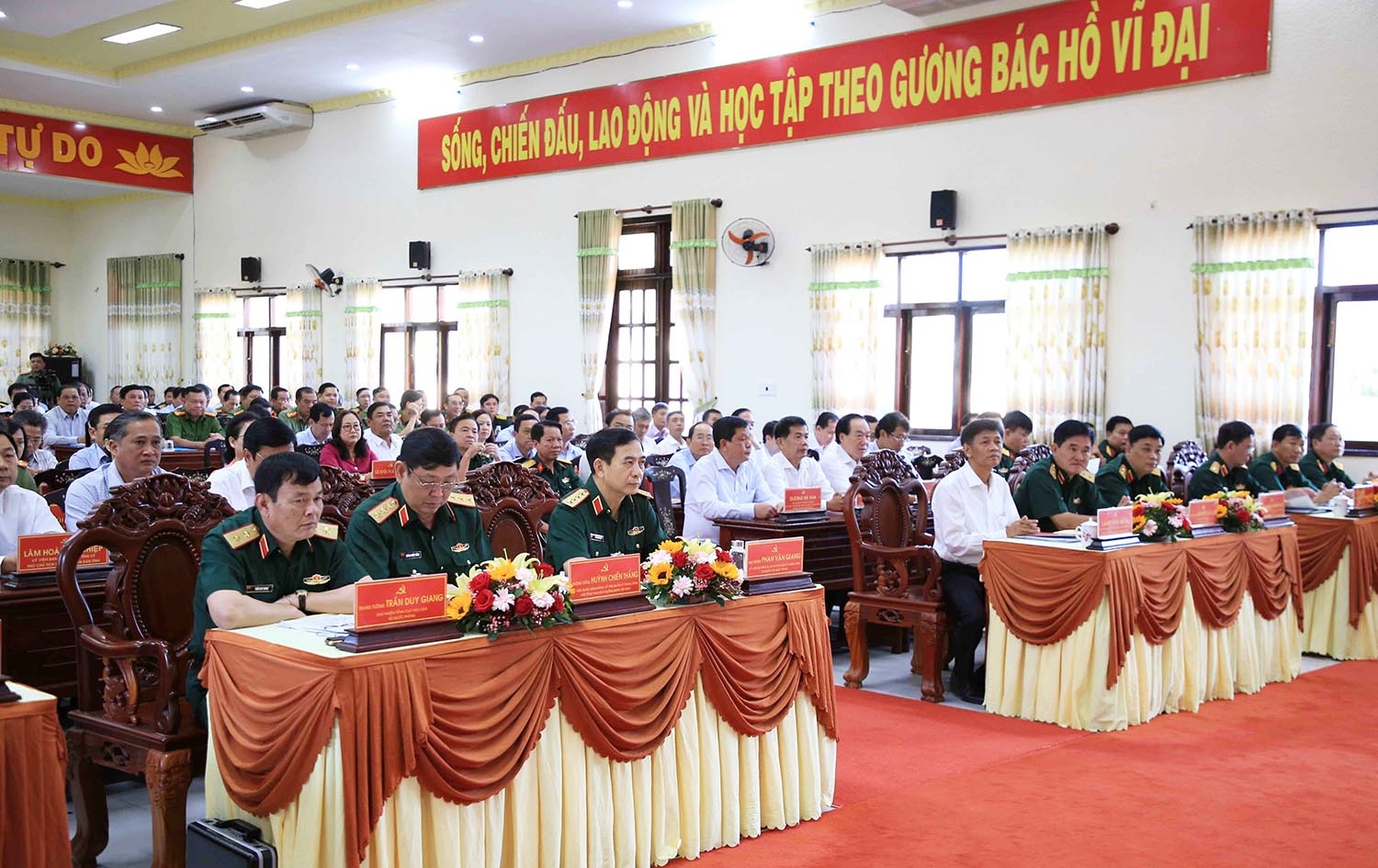 Các đại biểu lãnh đạo một số cơ quan chức năng Bộ Quốc phòng và lãnh đạo Quân khu 9 cùng tham dự Hội nghị 