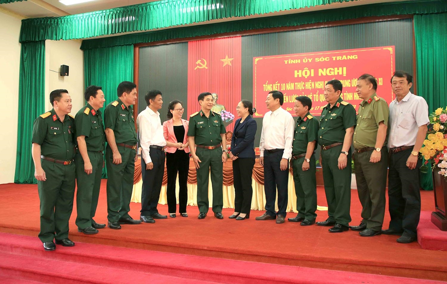 Đại tướng Phan Văn Giang và các đại biểu trao đổi bên lề Hội nghị 