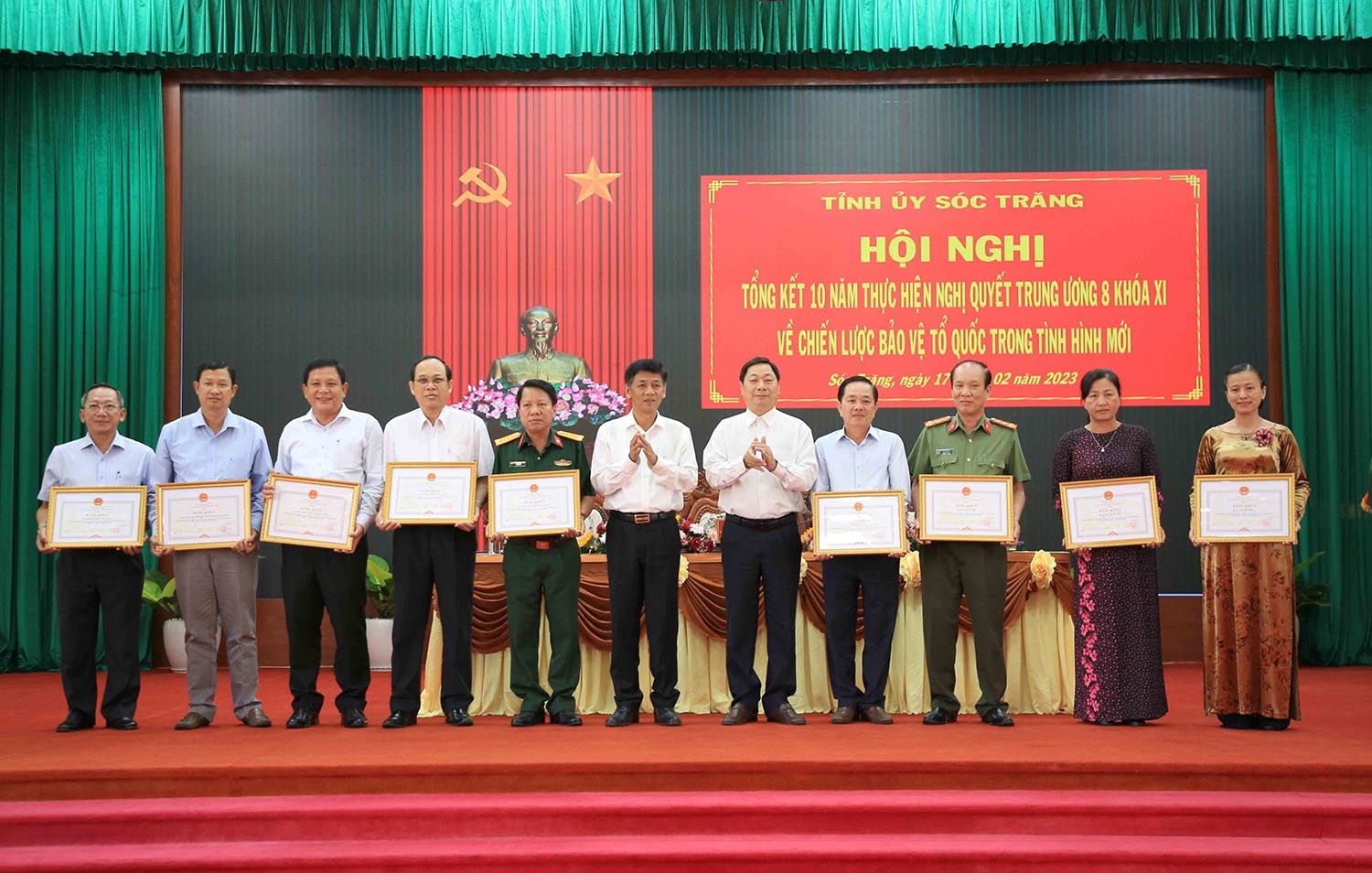 Lãnh đạo Tỉnh ủy, UBND tỉnh Sóc Trăng khen thưởng cho các tập thể, cá nhân đạt thành tích trong thực hiện Nghị quyết Trung ương 8 khóa XI về Chiến lược bảo vệ Tổ quốc trong tình hình mới