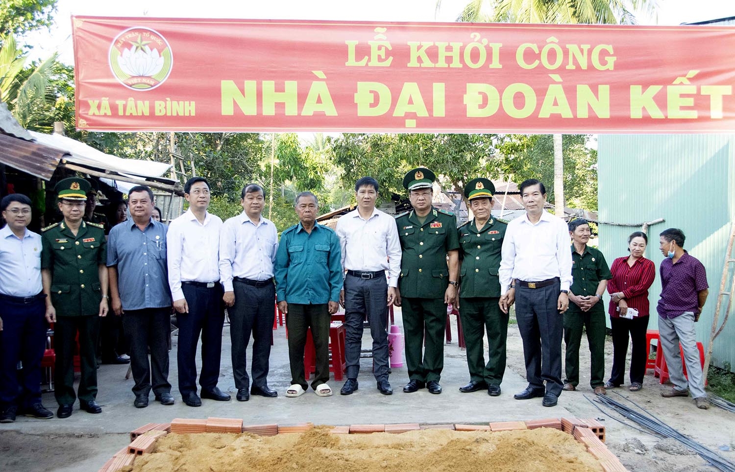 Thiếu tướng Nguyễn Hoài Phương (thứ 3 bên phải qua) và ông Nguyễn Thành Tâm - Bí thư Tỉnh ủy, đến thăm và dự Lễ khởi công nhà Đại đoàn kết
