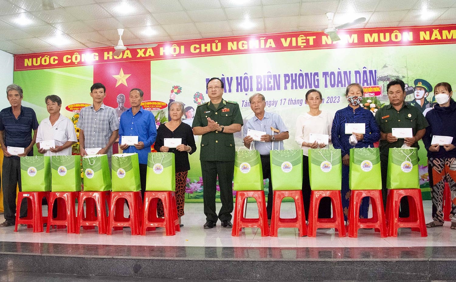 Thiếu tướng Nguyễn Hoài Phương trao quà cho các hộ gia đình chính sách trên địa bàn xã Tân Lập 