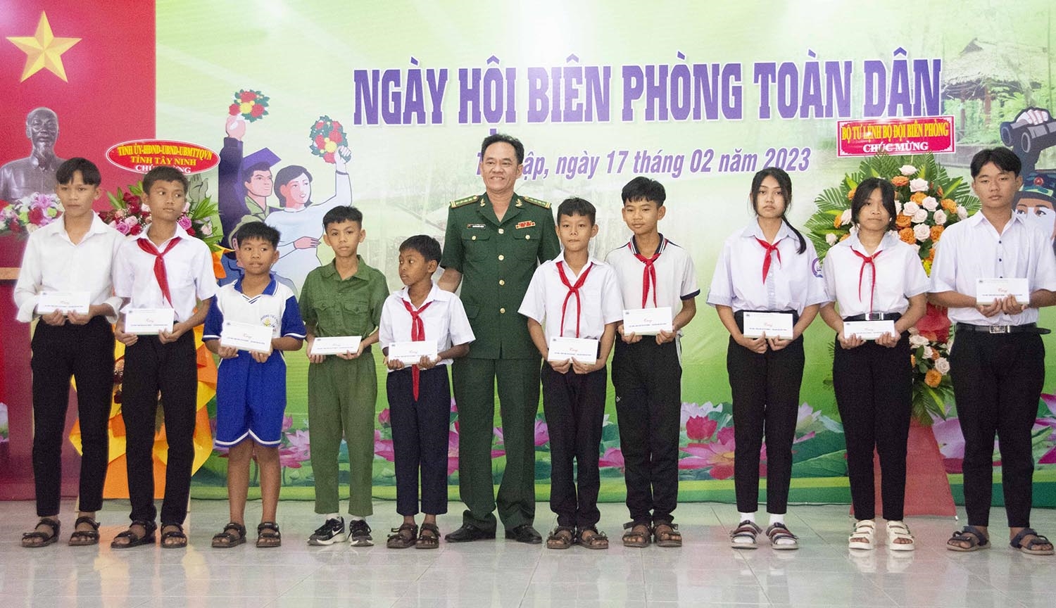 Đại tá Nguyễn Quốc Cường - Phó Chủ nhiệm Chính trị BĐBP trao học bổng cho các học sinh nghèo vượt khó 