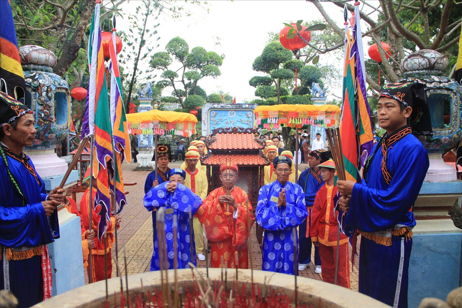 Dâng hương trước khi rước Bằng di sản văn hóa phi vật thể quốc gia Lễ hội Chùa Bà-Cảng thị Nước Mặn vào Chánh điện