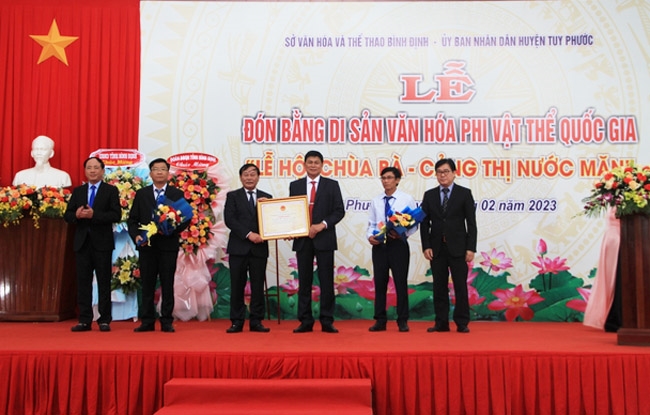 Lãnh đạo UBND tỉnh Bình Định và huyện Tuy Phước đón nhận Bằng Di sản văn hóa phi vật thể Quốc gia với Lễ hội Chùa Bà - Cảng thị Nước Mặn