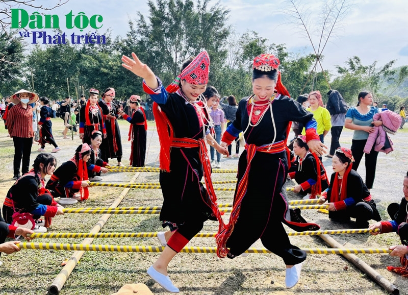 Những phụ nữ Dao Thanh Y xã Bằng Cả xúng xính trong bộ quần áo truyền thống và điệu múa sạp truyền thống
