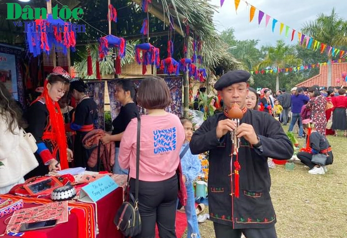 Nhiều du khách rất thích thú với nhạc cụ truyền thống của người Dao Thanh Y