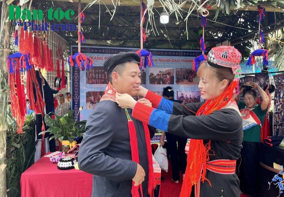 Trang phục truyền thống của người Dao Thanh Y tinh tế, đặc sắc, được nhiều du khách hiếu kỳ, thử mặc