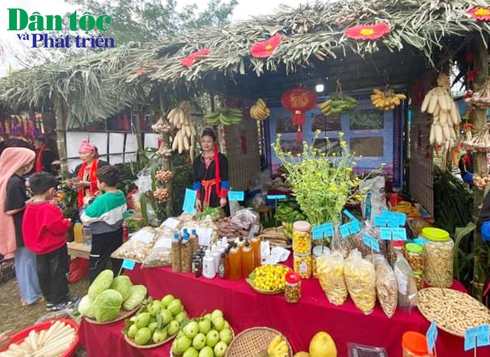 Những gian hàng bày bán sản phẩm "cây nhà, lá vườn" của người Dao Thanh Y xã Bằng Cả 