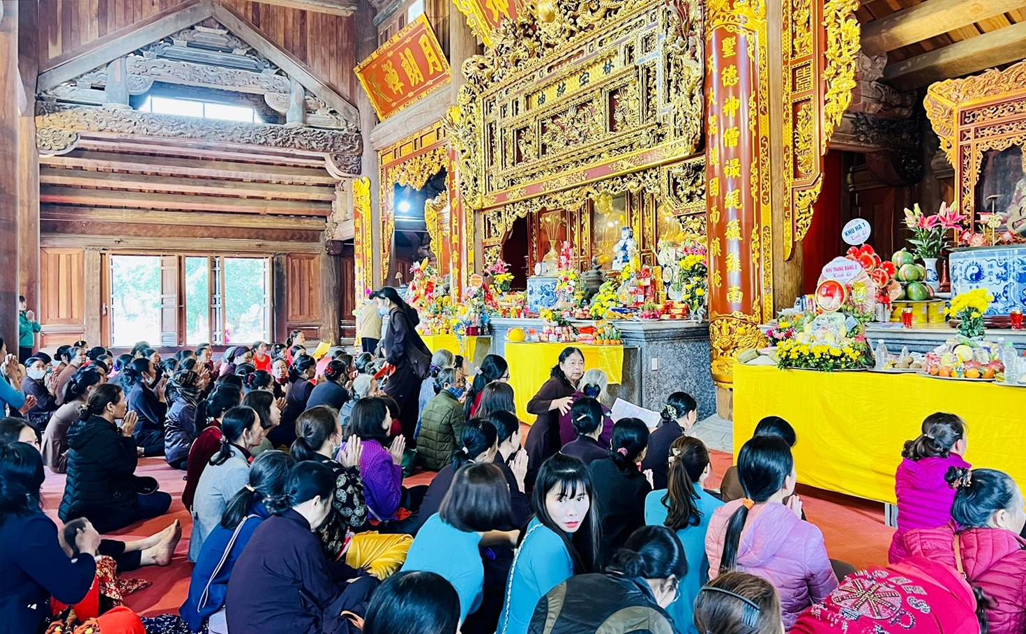 Đông đảo Phật tử và du khách về dự hội chùa Quỳnh Lâm