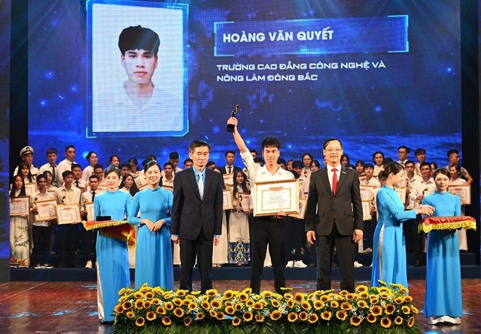 Em Hoàng Văn Quyết vinh dự được nhận danh hiệu sinh viên giáo dục nghề nghiệp xuất sắc, tiêu biểu toàn quốc năm 2022