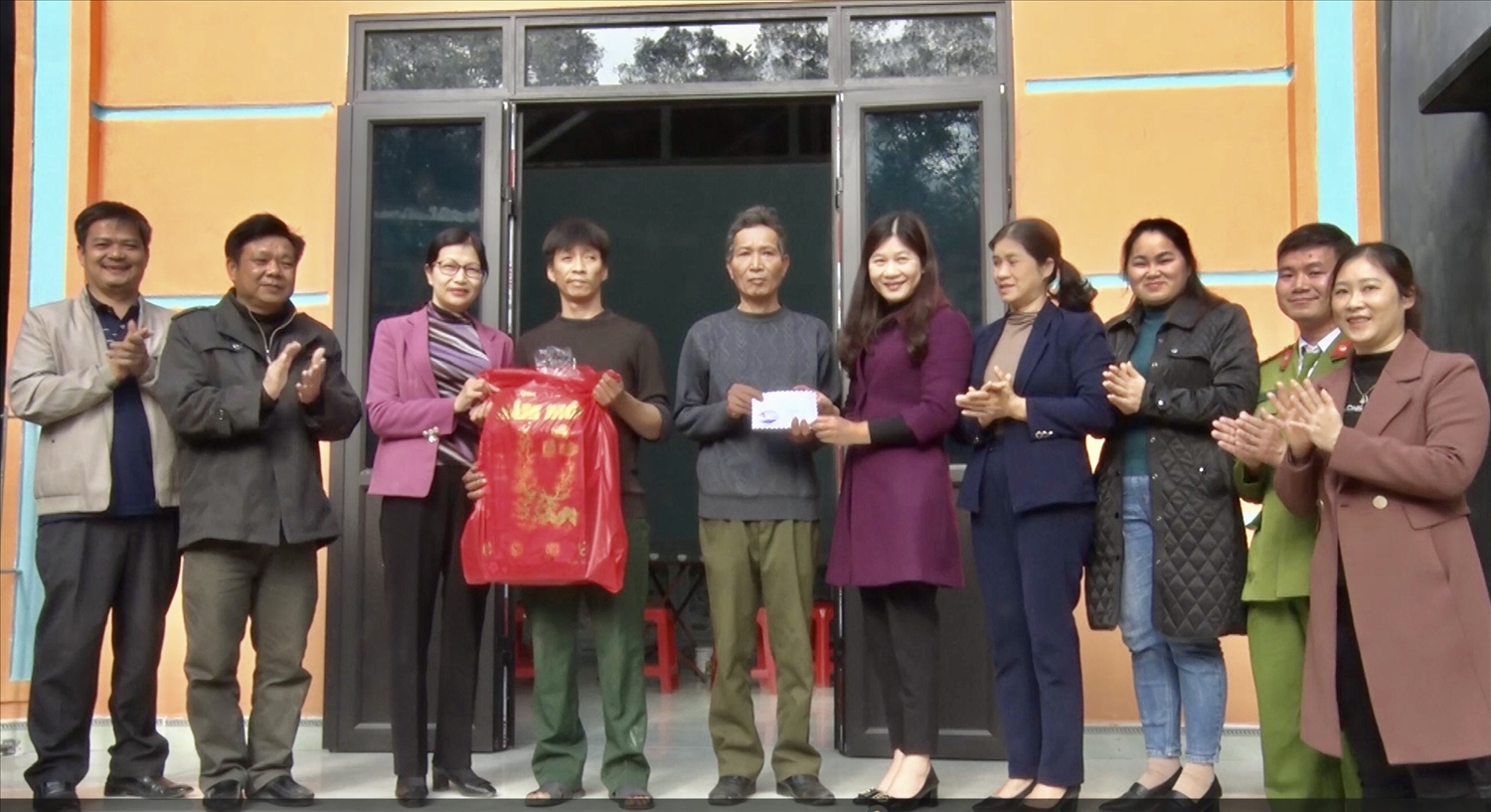 Lãnh đạo huyện Hà Quảng trao kinh phí hỗ trợ xóa nhà dột nát cho hộ nghèo xã Sóc Hà