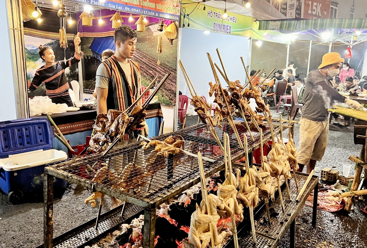 Ẩm thực truyền thống cũng là một trong những hoạt động hấp dẫn của “Khu phố đi bộ - chợ đêm suối Hội Phú” khi được triển khai