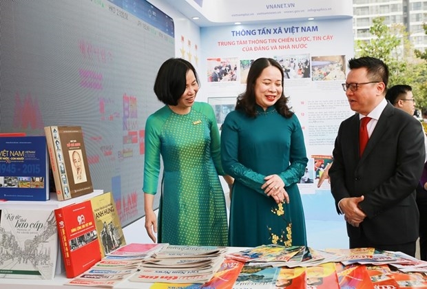 Phó Chủ tịch nước Võ Thị Ánh Xuân thăm gian trưng bày các ấn phẩm báo chí của Thông tấn xã Việt Nam tại Hội báo toàn quốc năm 2022. (Ảnh: TTXVN)