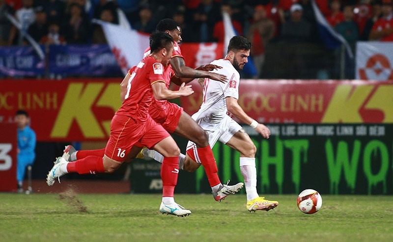 Pha tranh bóng giữa hai đội Viettel (áo trắng) và Công an Hà Nội tại vòng 3 V.League 1-2023. (Ảnh VPF)