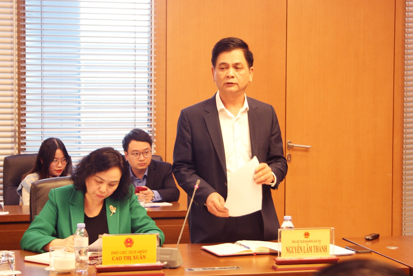 Phó Chủ tịch HĐDT Nguyễn Lâm Thành trình bày báo cáo Giám sát tối cao về các chương trình MTQG 