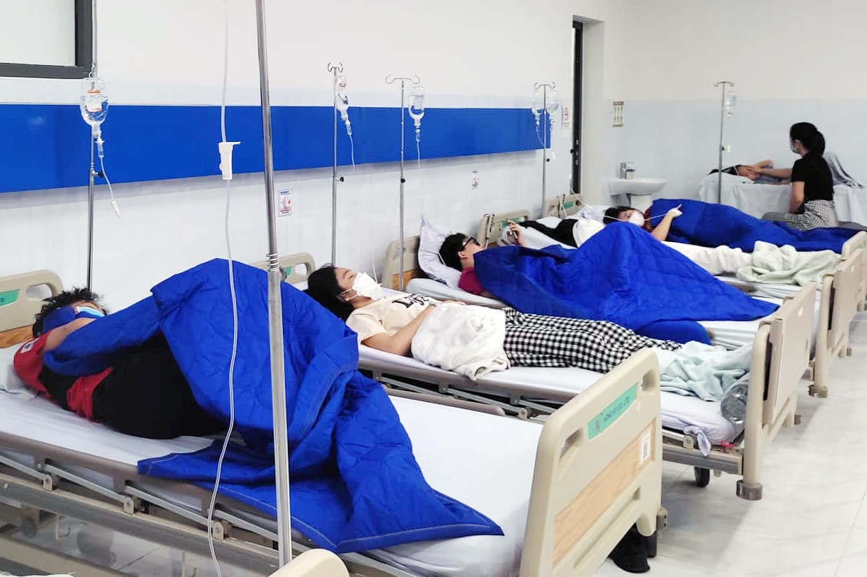 Nhiều học sinh ở Nha Trang (Khánh Hòa) phải nhập viện với các dấu hiệu buồn nôn, chóng mặt, nghi bị ngộ độc thực phẩm. Ảnh minh họa