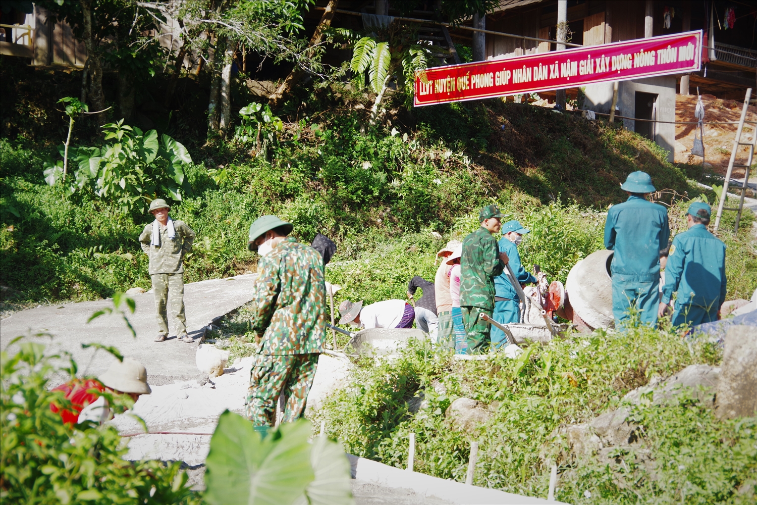 Ban CHQS huyện Quế Phong chung sức giúp xã Nậm Giải xây dựng nông thôn mới