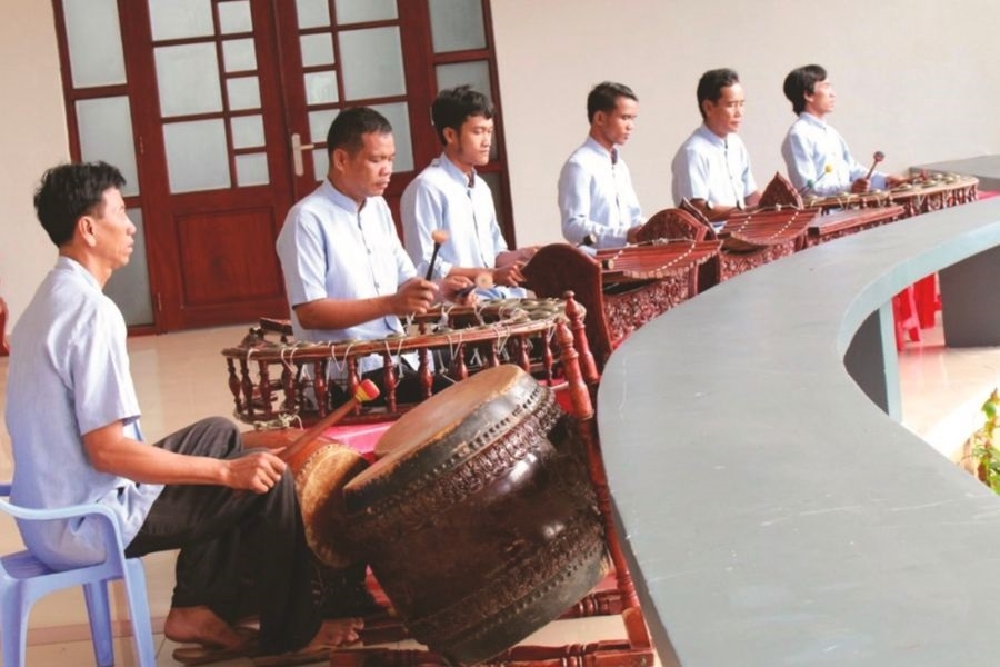 Thời gian làm nhạc công đã giúp nhạc sĩ Lương Sơn ngày càng am hiểu sâu sắc hơn, đam mê hơn, yêu thích hơn những tiết tấu, giai điệu của âm nhạc Khmer truyền thống. 