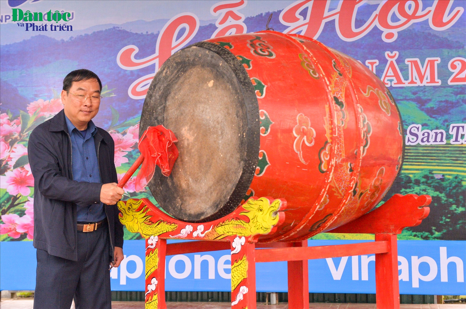 Đồng chí Tống Thanh Bình - Bí thư Thành ủy Thành phố Lai Châu, tỉnh Lai Châu đánh trống Khai mạc Lễ hội 
