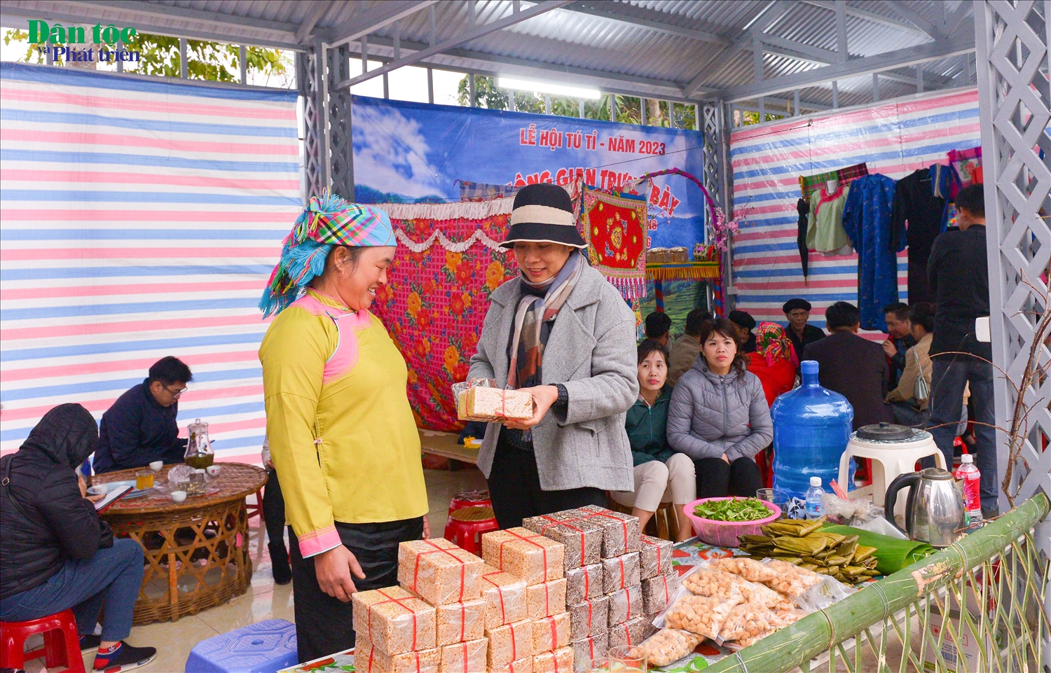Du khách thưởng thức món bánh bỏng truyền thống nổi tiếng của đồng bào Giáy nơi đây