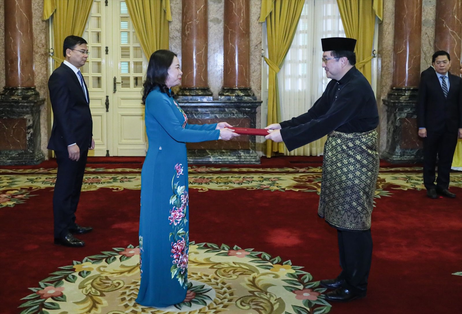 Quyền Chủ tịch nước Võ Thị Ánh Xuân tiếp nhận Quốc thư của Đại sứ Malaysia. Ảnh: VPCTN