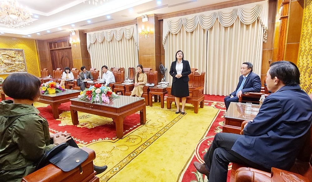 Bà Hồ Thị Lệ Hà - Trưởng Ban Dân tộc tỉnh Quảng Trị phát biểu tại buổi làm việc