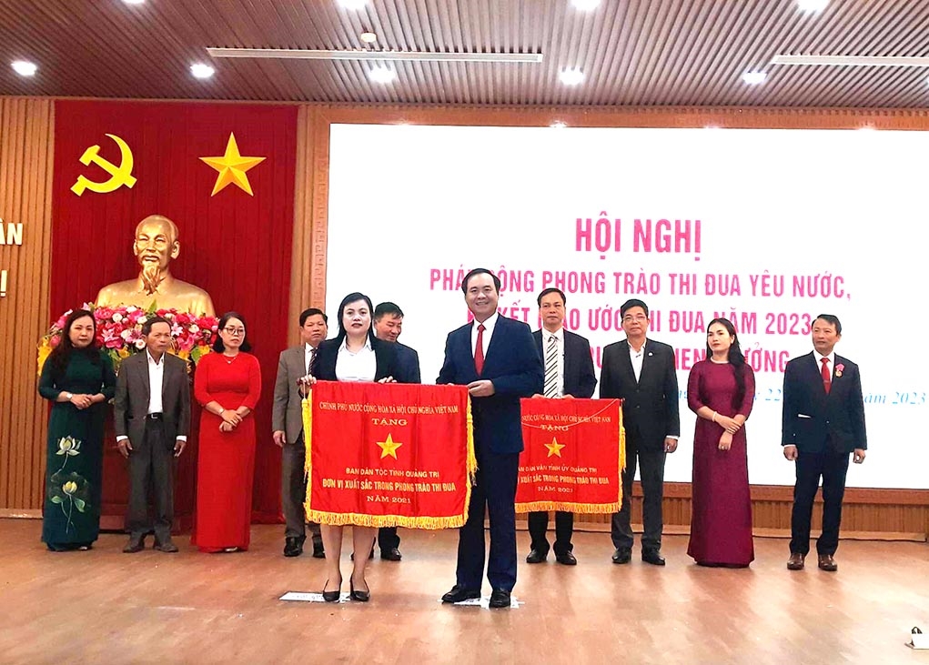 Trưởng Ban Dân tộc tỉnh Quảng Trị Hồ Thị Lệ Hà nhận Cờ thi đua phong trào yêu nước của Chính phủ