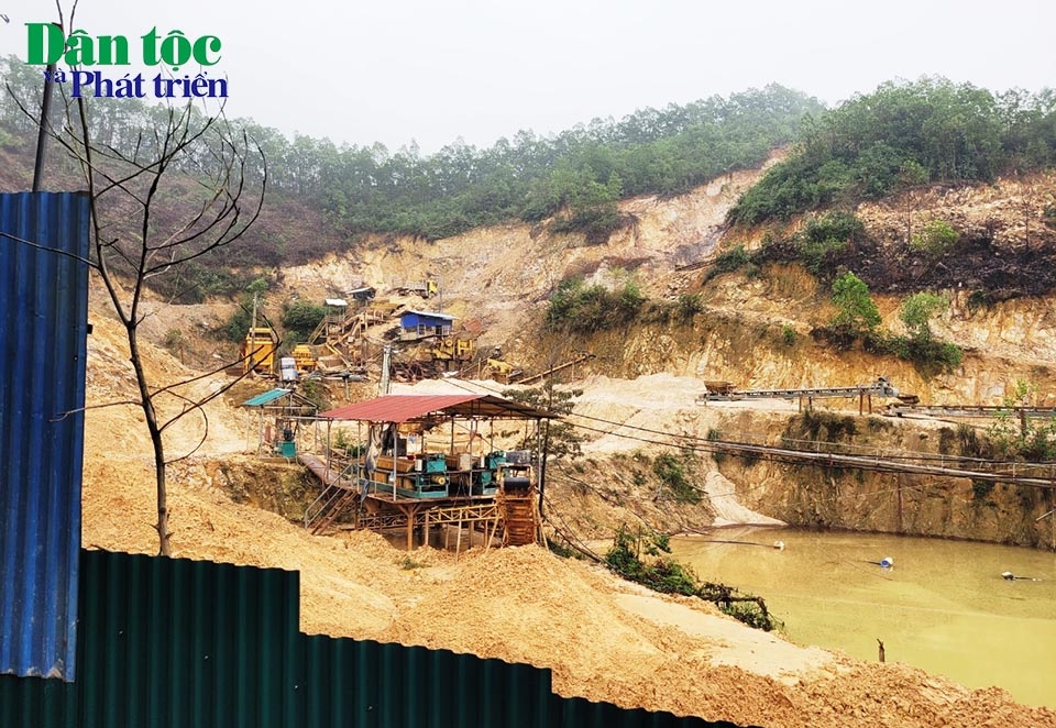Mỏ Cát Kết của Công ty TNHH Hằng Ngọc Tú hoạt động đã tận dụng đầu nguồn của con suối làm bể chứa nước, phục vụ cho tuyển rửa cát sỏi