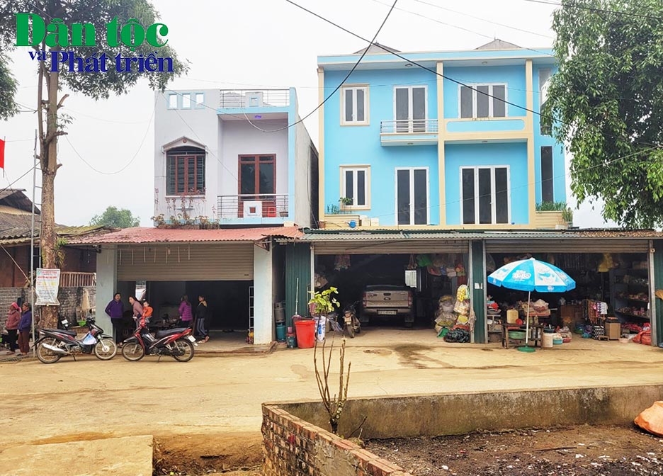 Căn nhà 2 tầng được xây dựng kiên cố của gia đình ông Nông Văn Bình cùng nhiều căn nhà của người dân xã An Lương bị rạn nứt nhiều vị trí
