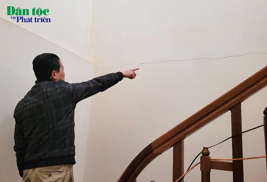 Anh Hà Đình Quang - giáo viên trường THCS An Lương, phản ánh vết nứt lớn trong ngôi nhà của gia đình anh là do thủy điện Thác Cá 1 nổ mìn gây nên