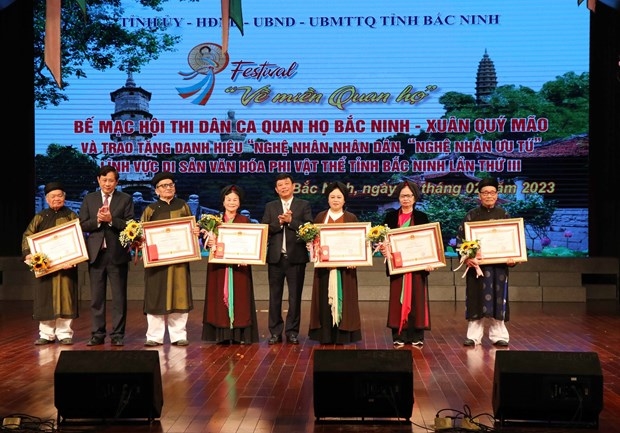Lãnh đạo tỉnh Bắc Ninh trao Bằng công nhận danh hiệu "Nghệ nhân Nhân dân" cho các cá nhân