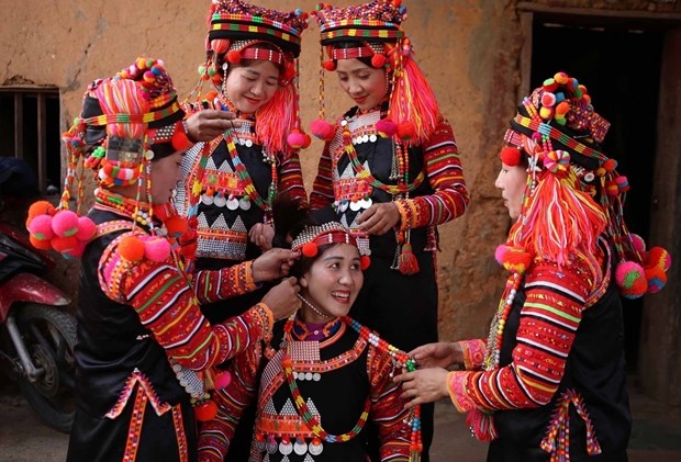 Trang phục người Hà Nhì khá độc đáo so với các DTTS ở Lai Châu với nhiều màu sắc rực rỡ. Ảnh: Quý Trung – TTXVN