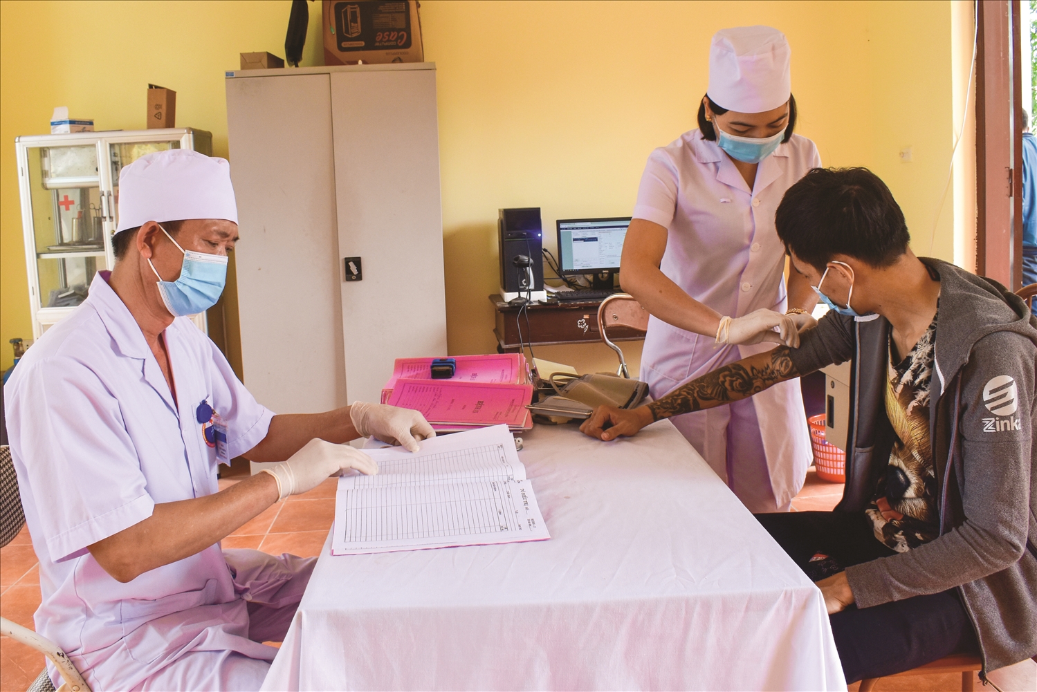 Cán bộ Trung tâm Y tế huyện Vĩnh Tường (Vĩnh Phúc) khám, tư vấn, cấp thuốc cho bệnh nhân HIV