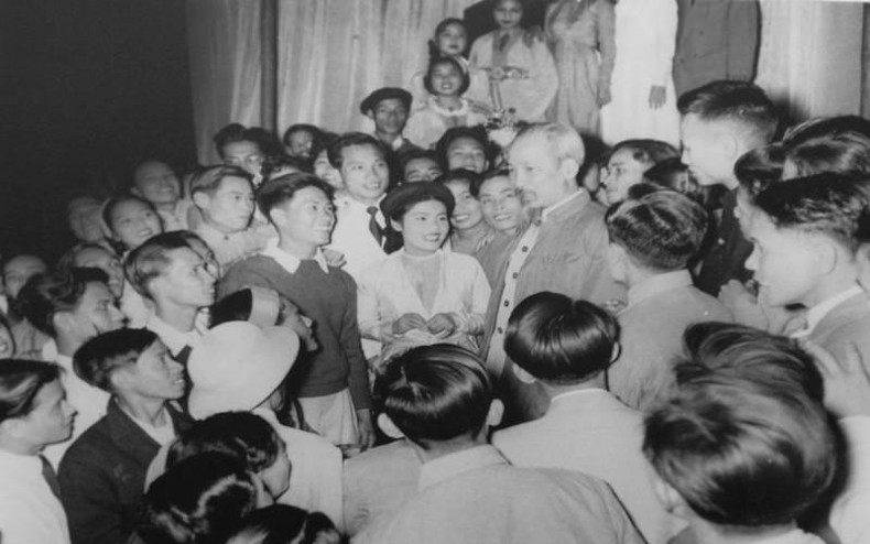 Chủ tịch Hồ Chí Minh thăm diễn viên Đoàn Văn công nhân dân Trung ương sau buổi biểu diễn tại Phủ Chủ tịch, ngày 31/12/1956. (Ảnh tư liệu)