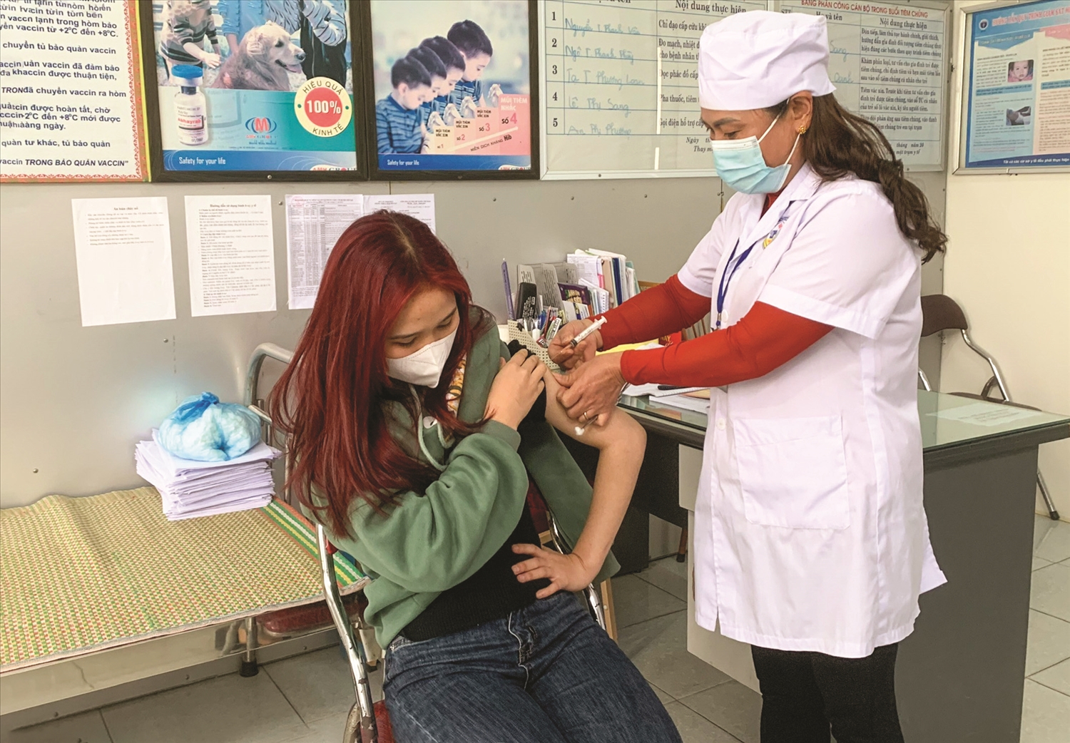 Cán bộ Trung tâm Y tế huyện Yên Lạc (Vĩnh Phúc) tiêm phòng vắc xin cho người dân