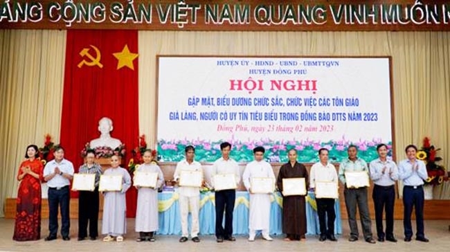 Lãnh đạo huyện Đồng Phú tặng giấy khen cho các cá nhân là chức sắc, chức việc, già làng, Người có uy tín có thành tích xuất sắc năm 2022