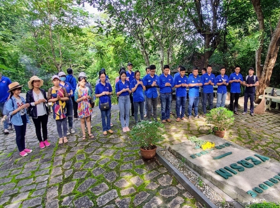 Khu di tích mộ bác sĩ Yersin ở xã Suối Cát, huyện Cam Lâm là nơi nhiều bạn trẻ thường xuyên đến tham quan