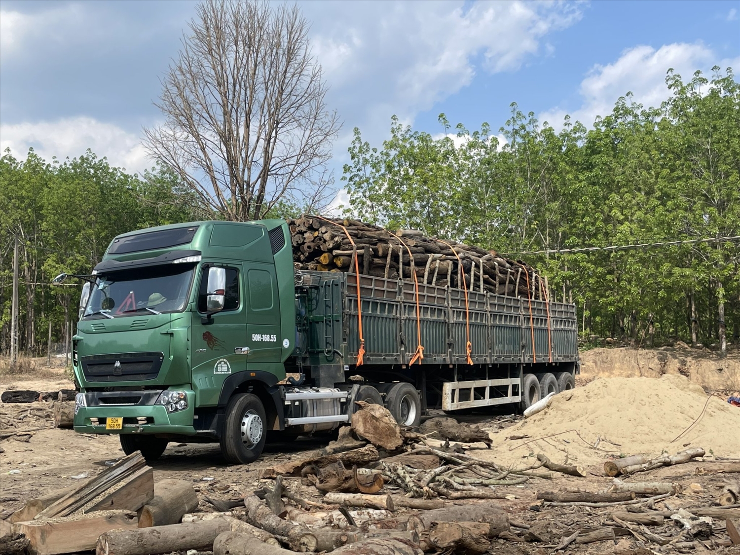 Xe chở gỗ bị phát hiện khi chuẩn bị rời khỏi hiện trường với lượng hàng hóa khoảng 50 tấn tại xã Ia Kriêng, huyện Đức Cơ 