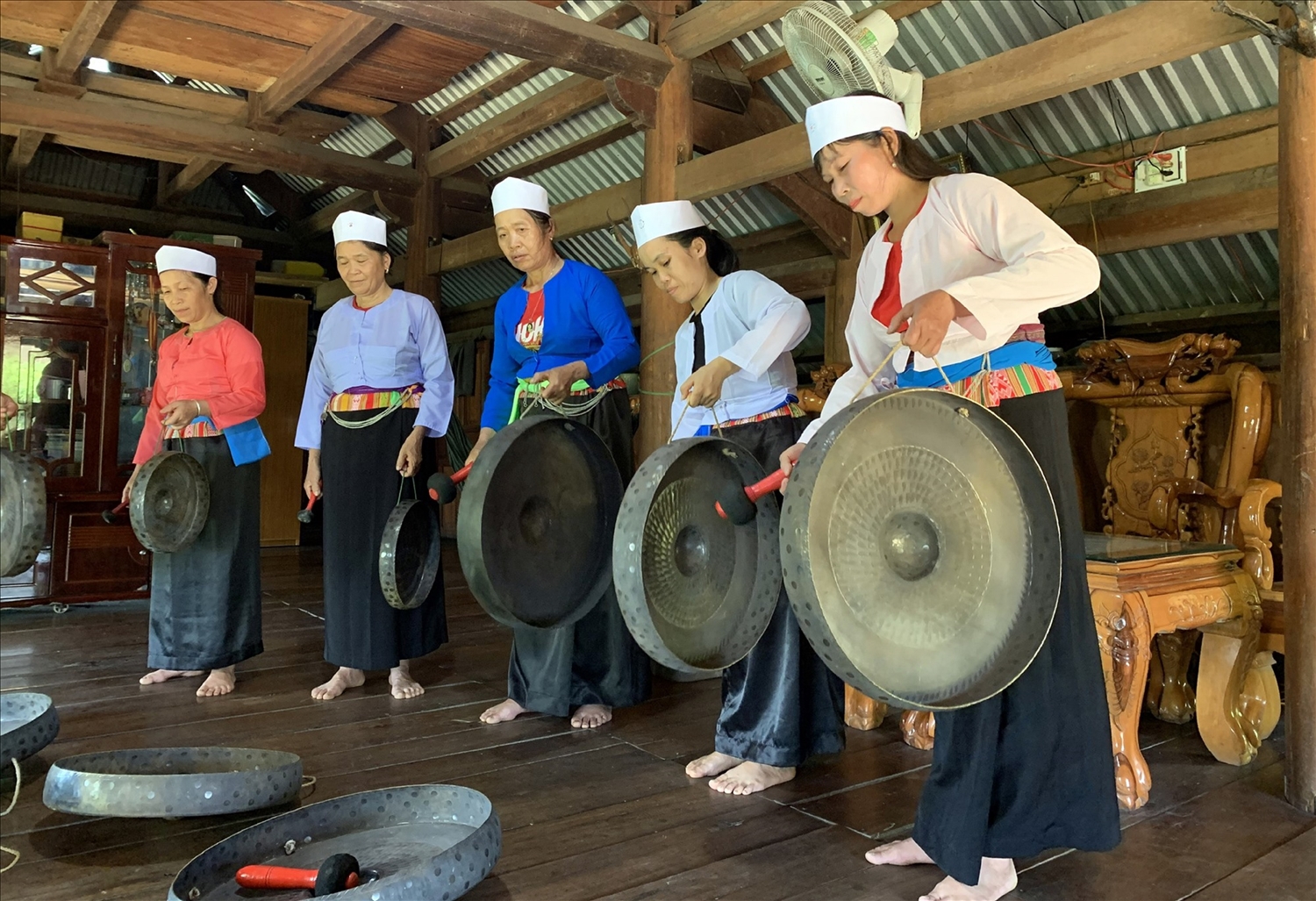  Đội cồng chiêng thôn 3, xã Trà Giang, huyện Bắc Trà My, tỉnh Quảng Nam vẫn định kỳ đội tổ chức các buổi sinh hoạt, tập luyện đánh cồng chiêng