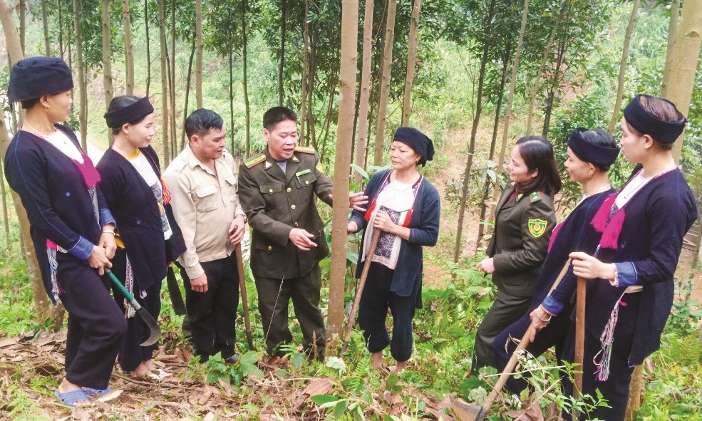  Cán bộ kiểm lâm huyện Bảo Thắng tuyên truyền, vận động bà con Nhân dân tích cực tham gia bảo vệ rừng, trồng rừng, thực hiện tốt luật bảo vệ rừng.