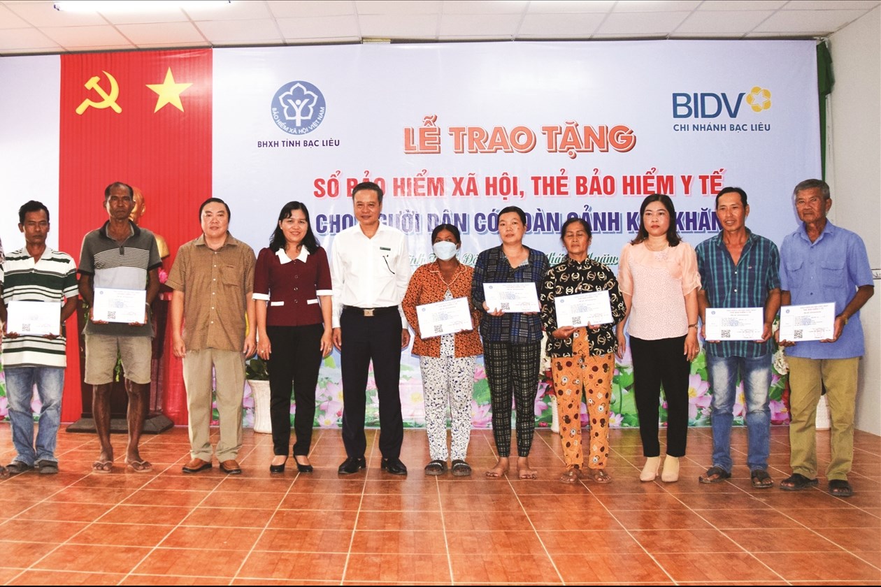 Ngân hàng Đầu tư và Phát triển Việt Nam- Chi nhánh Bạc Liêu tặng thẻ BHYT cho người dân xã Vĩnh Trạch Đông. 