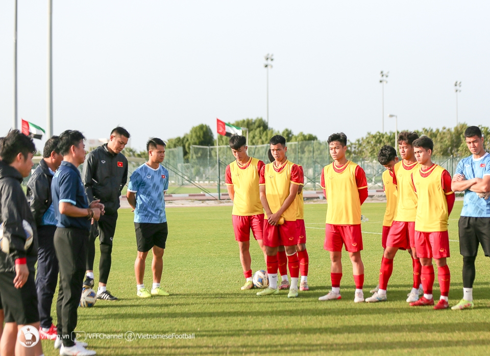 HLV Hoàng Anh Tuấn trao đổi với các cầu thủ U20 Việt Nam. Ảnh: vff.org.vn