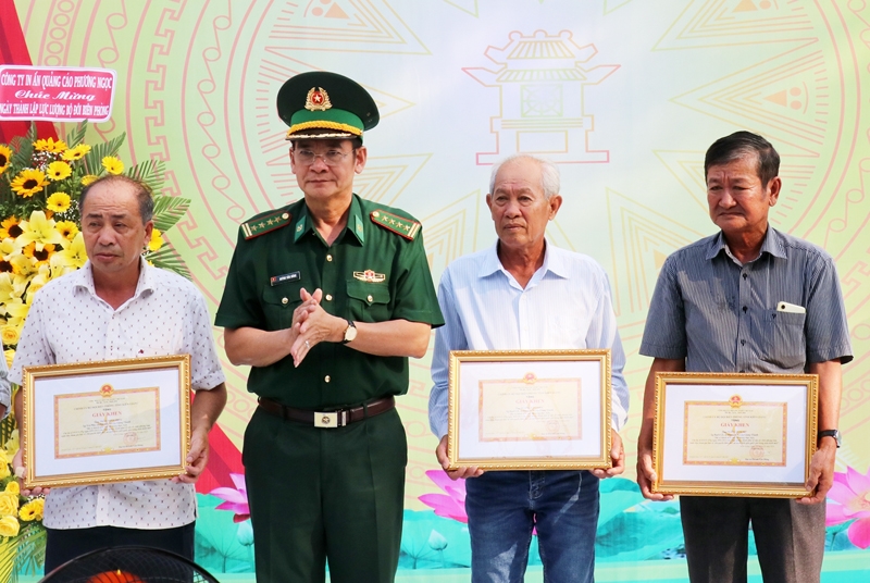 Đại tá Huỳnh Văn Đông trao Giấy khen đến các hộ dân tham gia bảo vệ đường biên, cột mốc