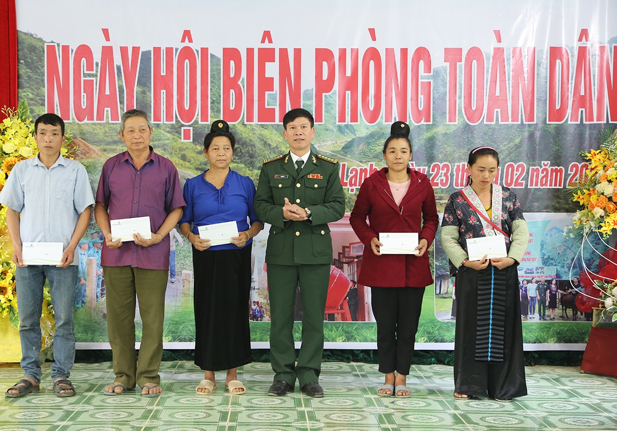 Trao Giấy khen của Bộ đội Biên phòng tỉnh Sơn La cho các tập thể có thành tích