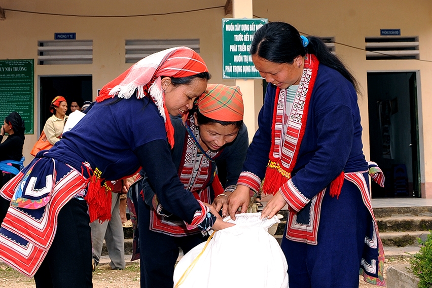 Niềm vui của đồng bào dân tộc Dao, huyện Vị Xuyên, tỉnh Hà Giang khi nhận được gạo của Chính phủ hỗ trợ các em học sinh. Ảnh minh họa